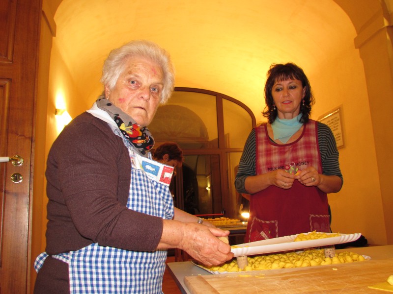 Sagra 2014: Preparazione Cappelletti