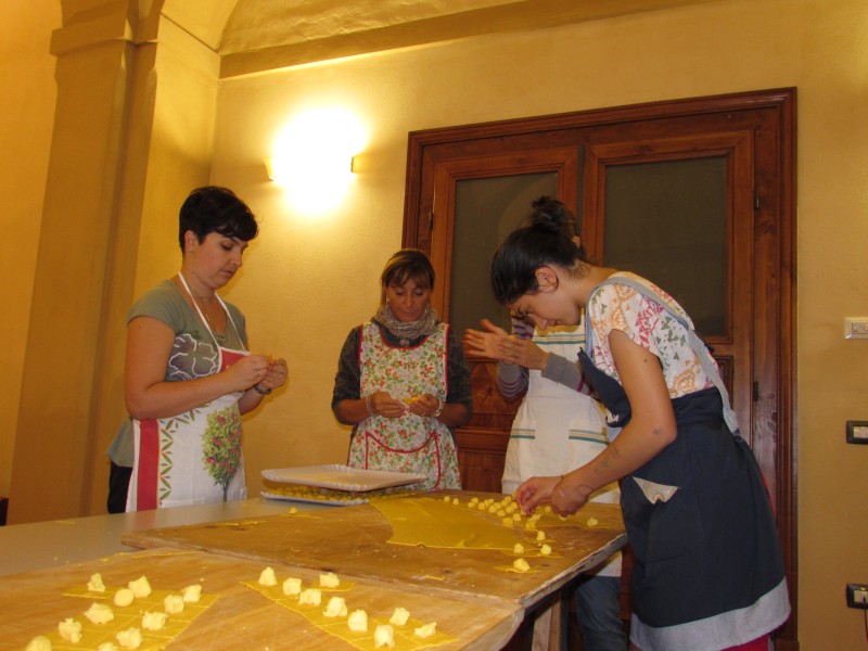 Sagra 2014: Preparazione Cappelletti