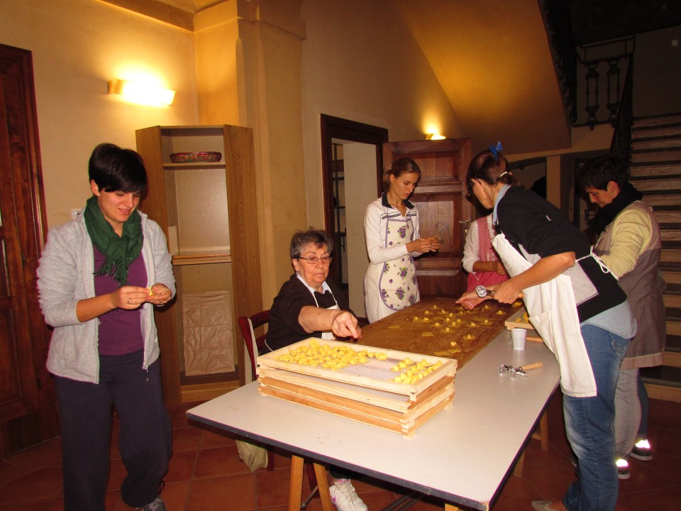 Sagra 2015: Preparazione Cappelletti